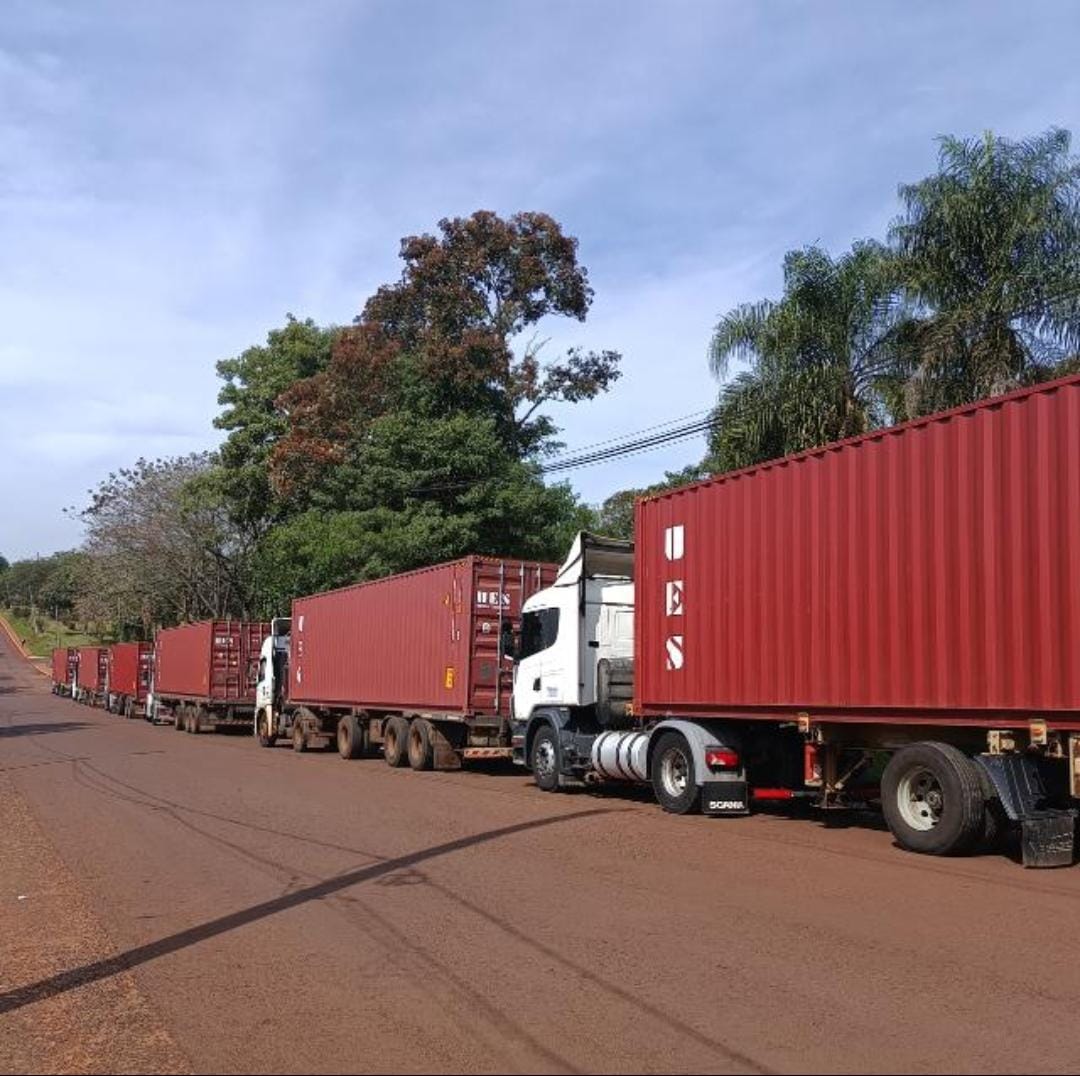 Camión tractor transportando contenedor